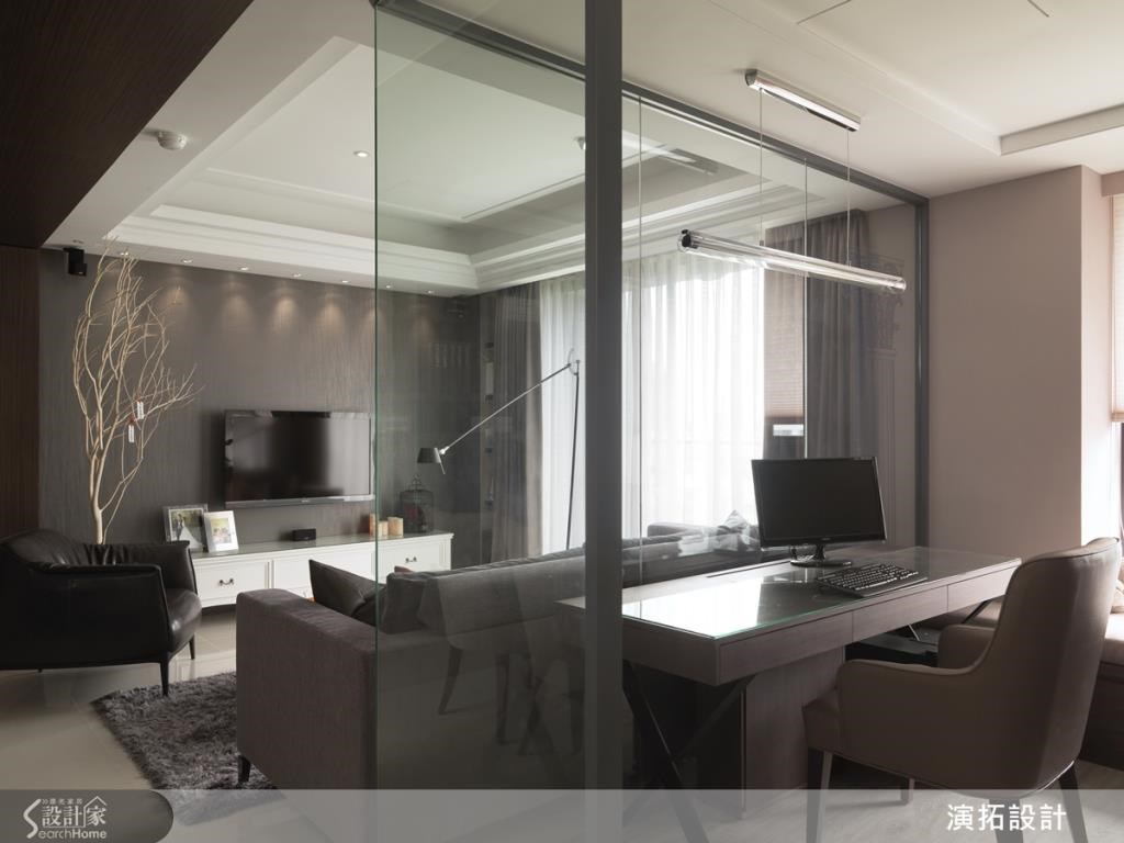 以玻璃打造全透明書房，讓公領域變得更寬敞、視覺更延伸，並讓夫妻身處不同空間也能有美好互動。