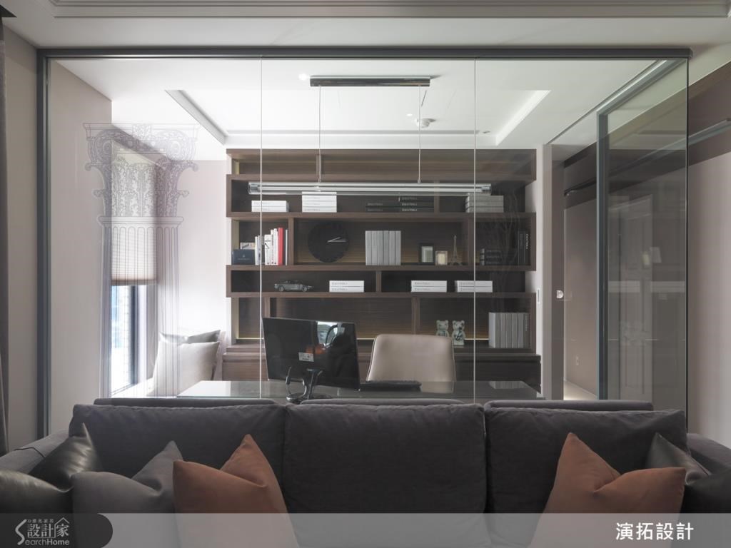 幾何造型書櫃不只滿足收納需求，更成了從客廳往後延伸的視覺端景，同時將隱藏式投影機隱於書房天花板裡，滿足夫妻2人喜歡在家看DVD的需求。