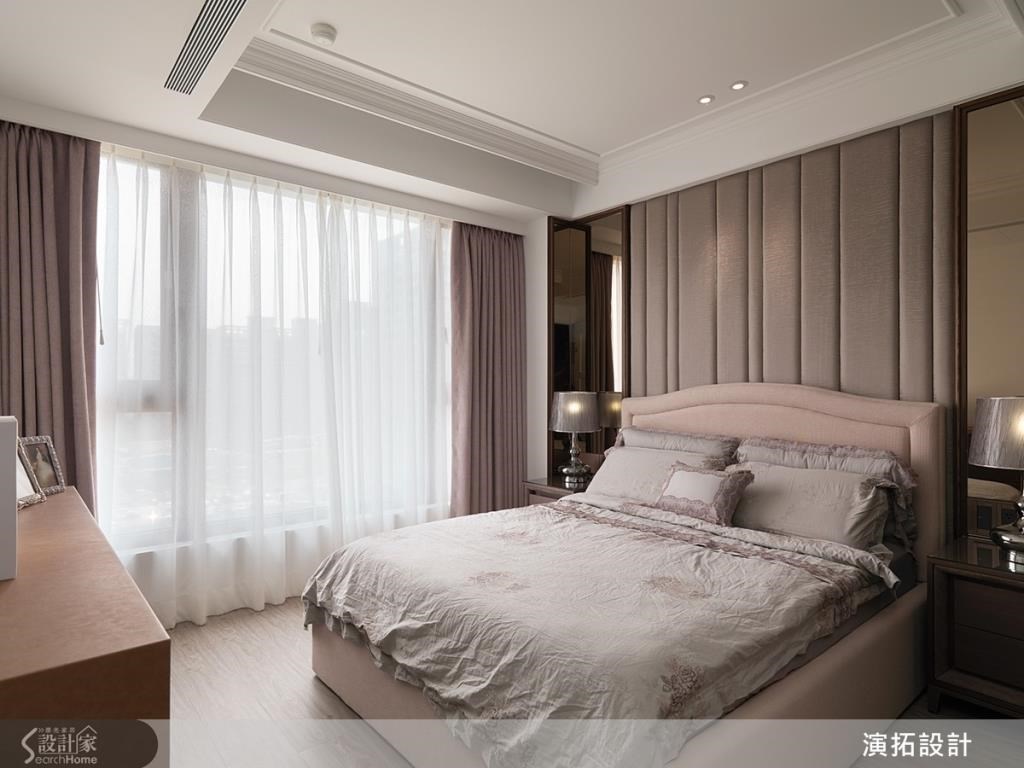 依女主人需求，打造新古典風濃郁的主臥，床頭運用鏡面放大空間，並在床頭燈後方設計隱藏的收納線槽空間，貼心居住需求。