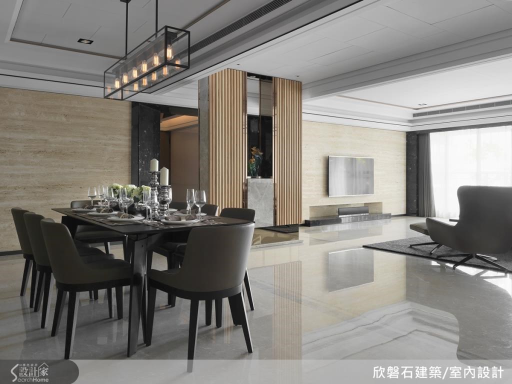 採用雙動線設計，透過玄關清楚界定了客餐廳空間的運用，且在玄關擺設琉璃端景，鏤空部分讓光線前後穿透，形成美感。