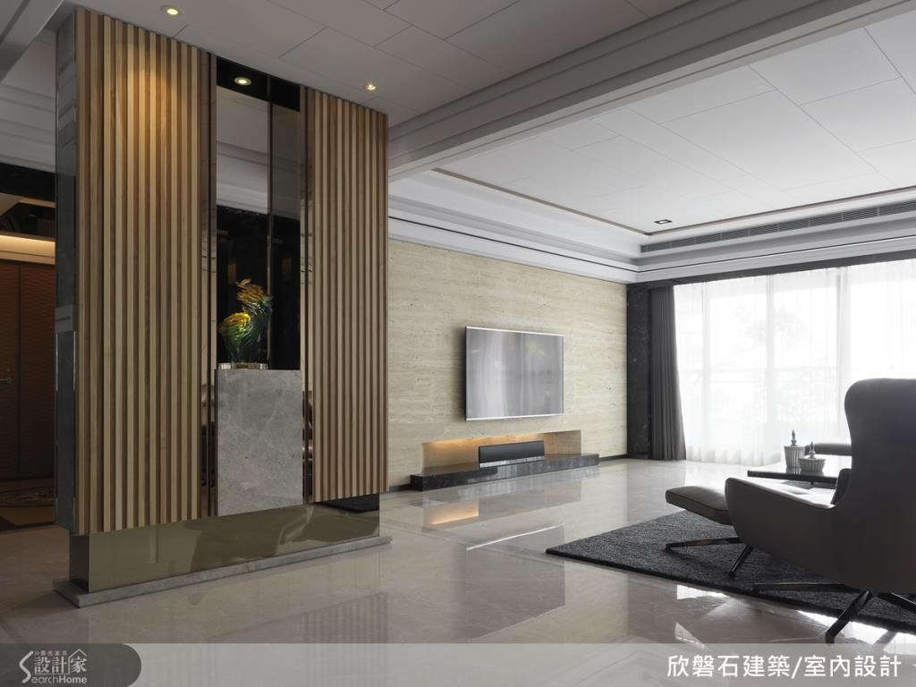 大理石材質多偏向淺色、米色，奢華中不失簡單溫暖，地坪採亮面材質，展現出大器感，並可讓室內光線更明亮；電視牆採用淺色羅馬白洞石，水平紋路強化橫向的空間感。