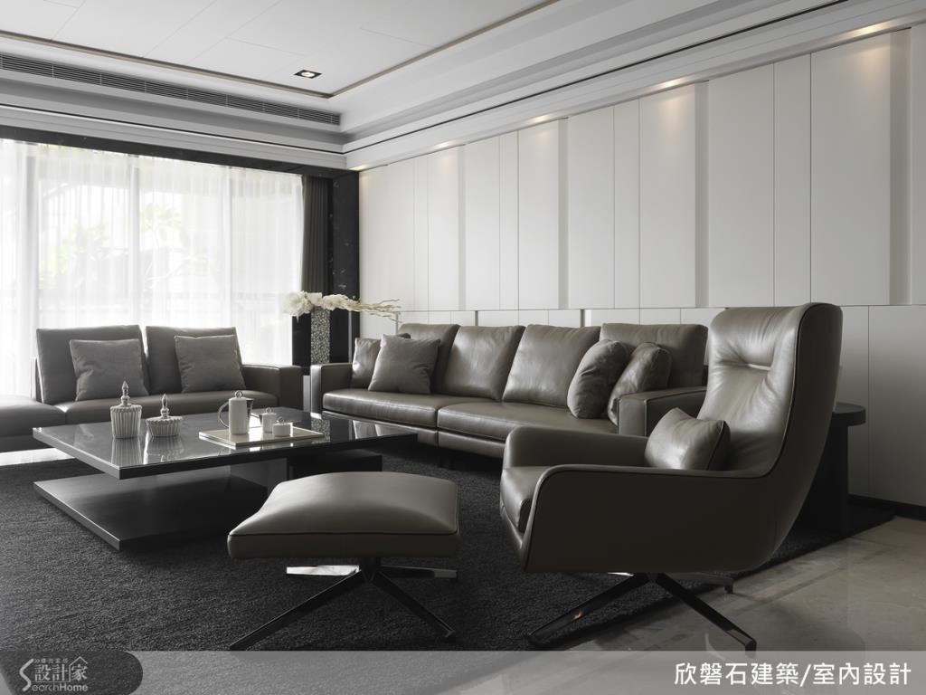 天花板較矮，所以整體空間採用淺色系色彩，並以自然採光做陪襯，放大格局；客廳天花板用剩下的鈦金餘料作收邊效果，搭配間接燈光的折射，增加精緻感。