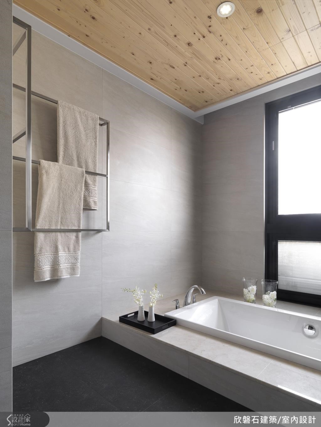 衛浴空間打造得如同氣派的高級飯店，以大理石壁面作為空間壁體材質，並在天花板點綴木作感，超級紓壓的沐浴環境，讓人心生嚮往！