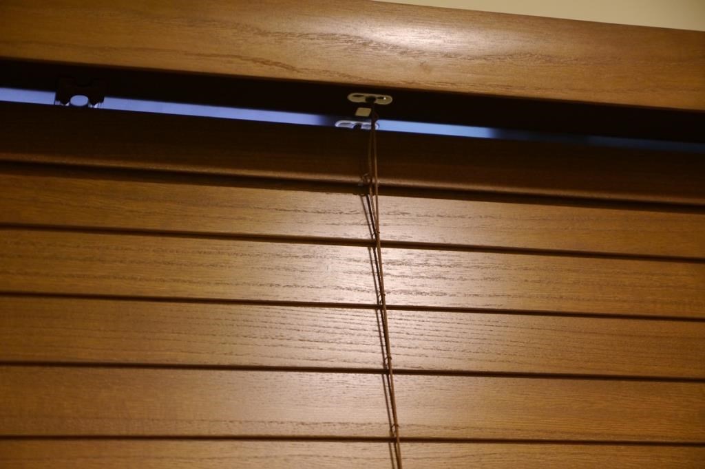 實木百葉簾，實木材質不滋生塵蟎，減少過敏原。