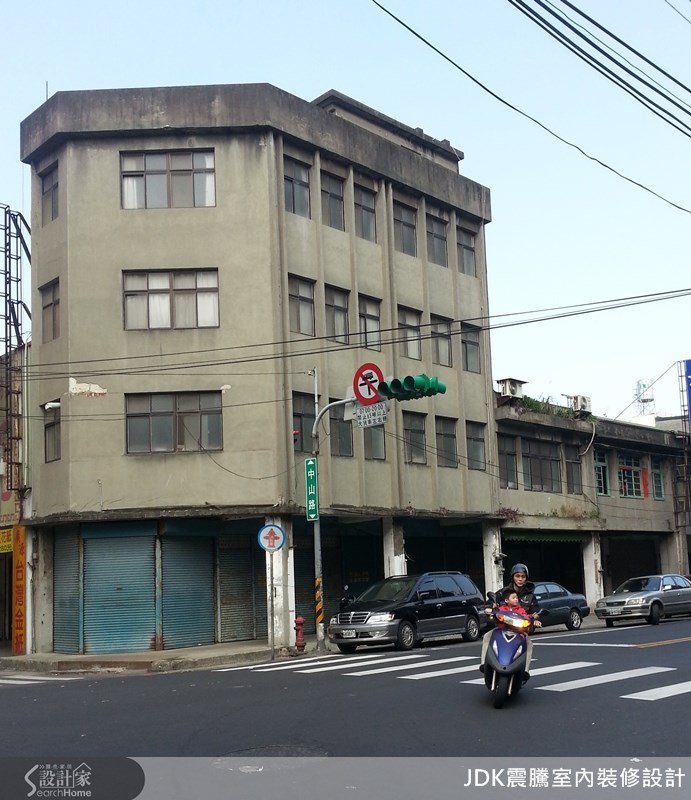 這棟屋齡接近40年的透天厝,座落大馬路邊的正角地,先