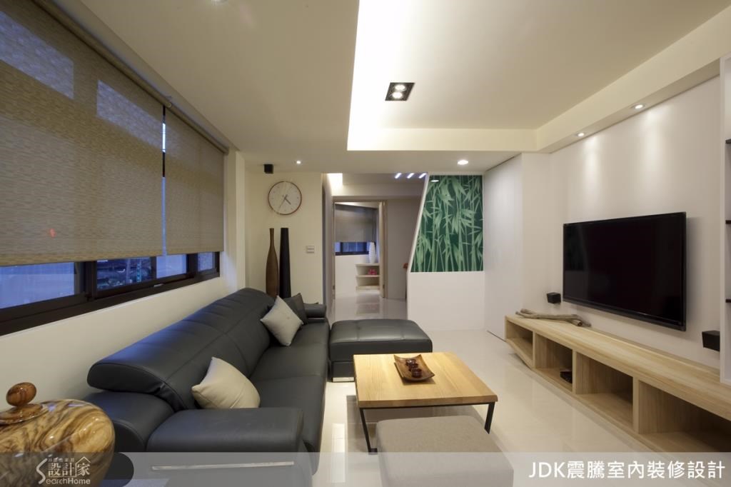 這棟屋齡接近40年的透天厝,座落大馬路邊的正角地,先