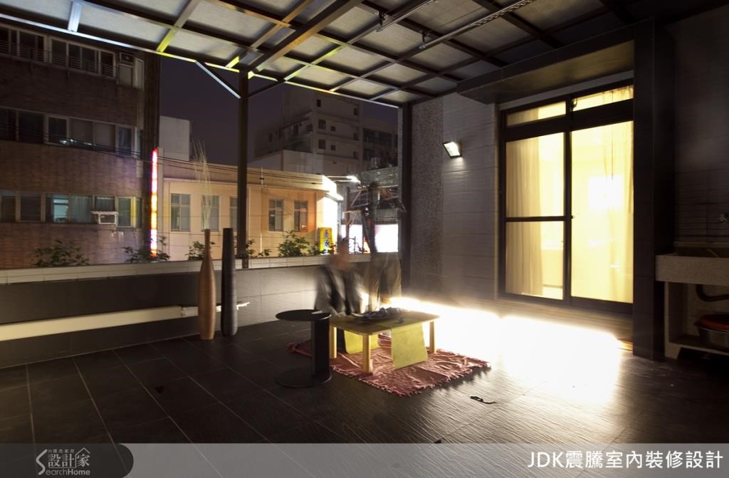 這棟屋齡接近40年的透天厝,座落大馬路邊的正角地,先