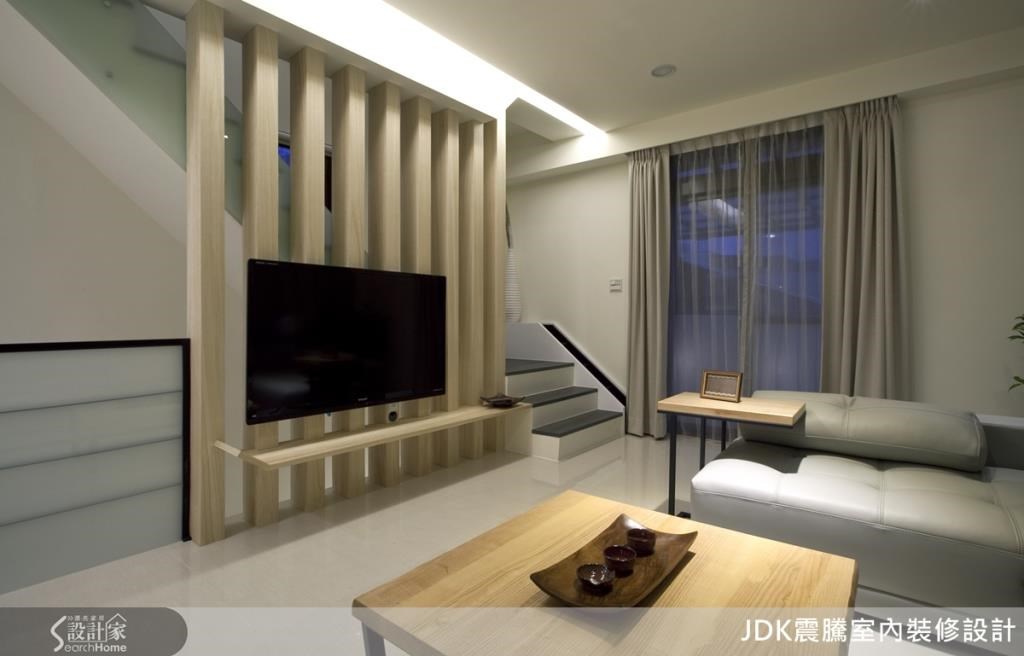 這棟屋齡接近40年的透天厝,座落大馬路邊的正角地,先