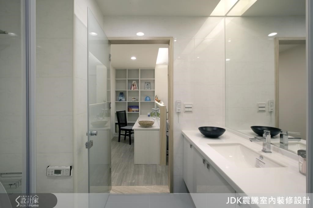 這棟屋齡接近40年的透天厝,座落大馬路邊的正角地,先