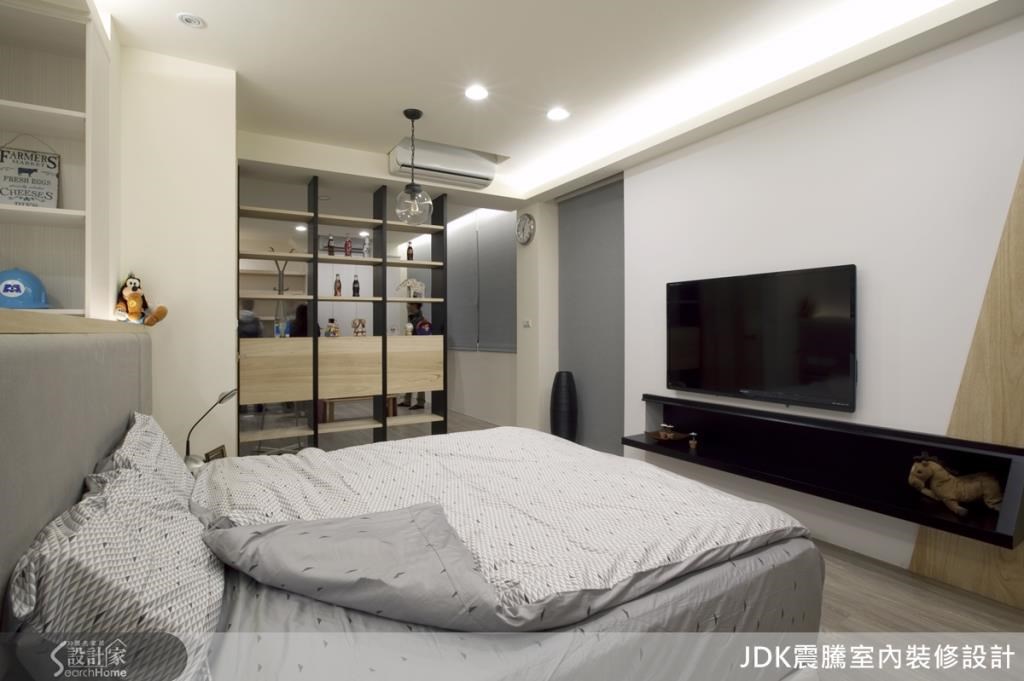 這棟屋齡接近40年的透天厝,座落大馬路邊的正角地,先