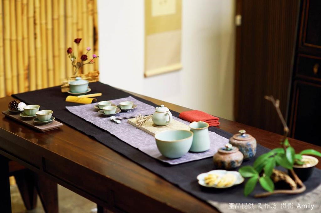 台灣手作食器有著溫潤、質樸的性質,多以陶製食器為主