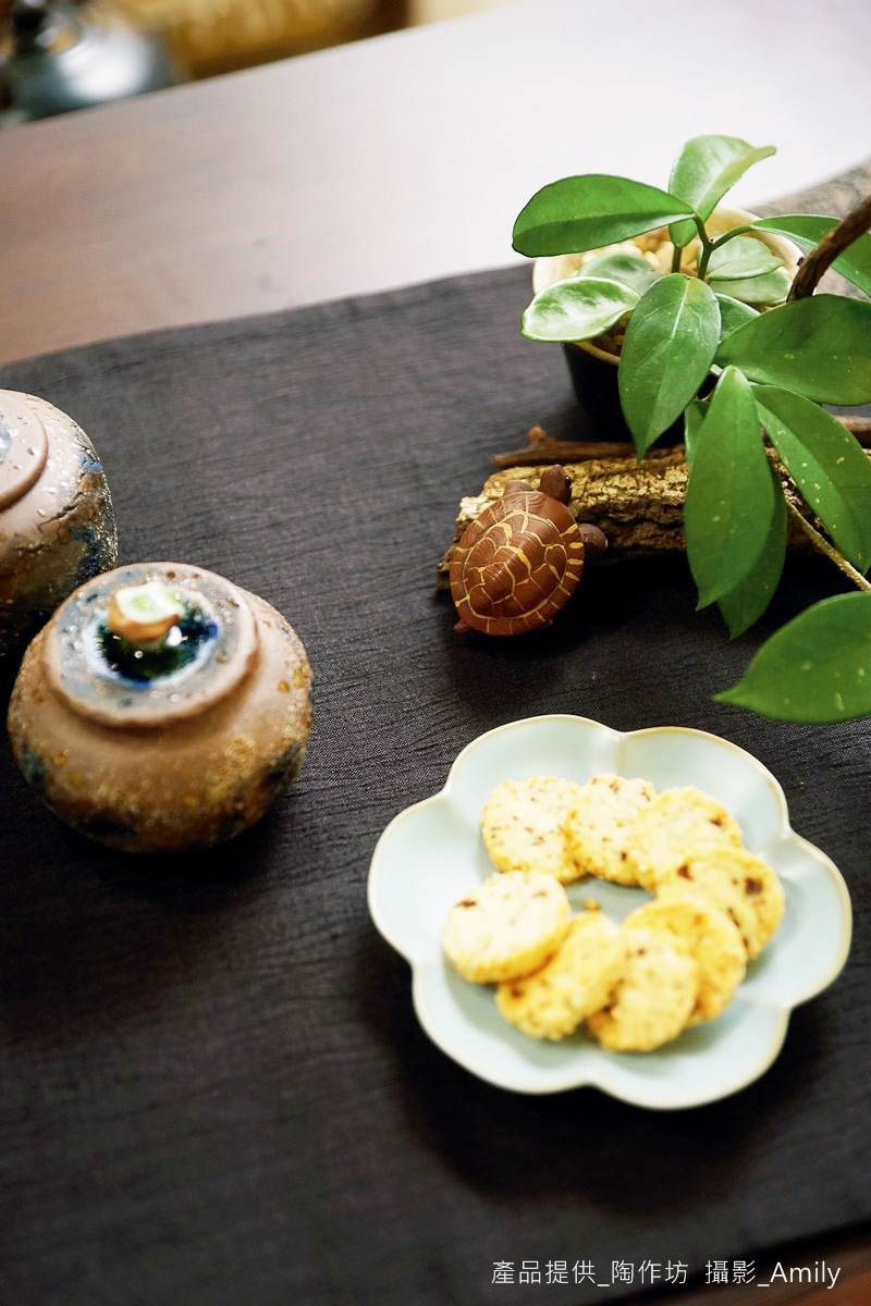 台灣手作食器有著溫潤、質樸的性質,多以陶製食器為主