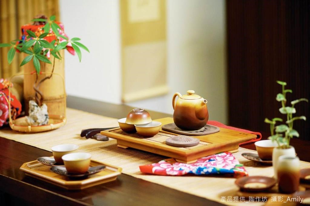 台灣手作食器有著溫潤、質樸的性質,多以陶製食器為主