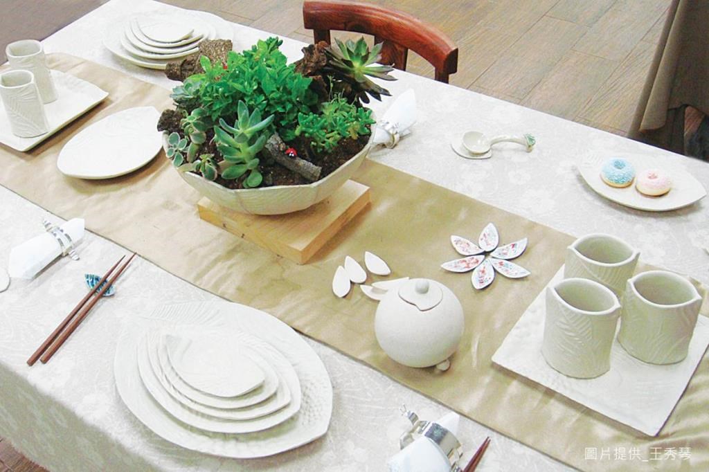 在花器擺放與餐桌的比例拿捏上,王秀琴建議,花器不要超過餐桌的一半,高度以不超過用餐者的視線為主。 在花器擺放與餐桌的比例拿捏上,王秀琴建議,花器不要超過餐桌的一半,高度以不超過用餐者的視線為主。