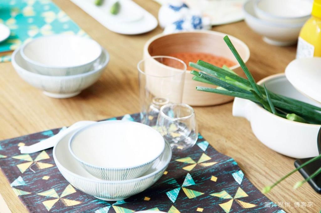 台灣手作食器有著溫潤、質樸的性質,多以陶製食器為主