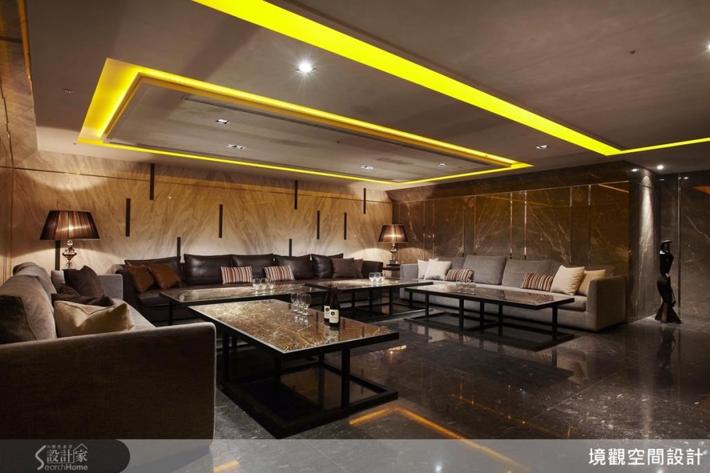利用天花板的黃色方塊間接照明強調橫向的空間感，有放大面積的視覺效果。
