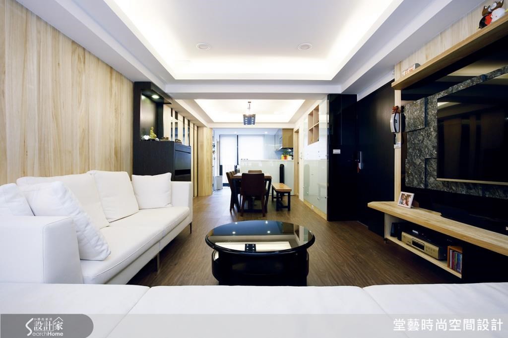 中古屋格局重新規劃後，以一字型作為公共區域的主要形式，前後的光線都可透進空間，讓家的感覺更加明亮寬敞。