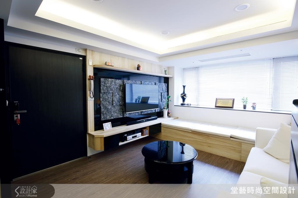 客廳空間透過臥榻的設計，讓整個區塊能夠更加完整，也延伸了座位區域。臥榻下方配有收納空間，讓空間的使用效率更提升。