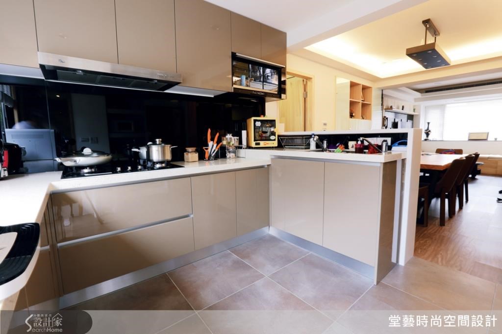 堂藝設計謝俊安設計師在本案中，透過格局重新規劃與替
