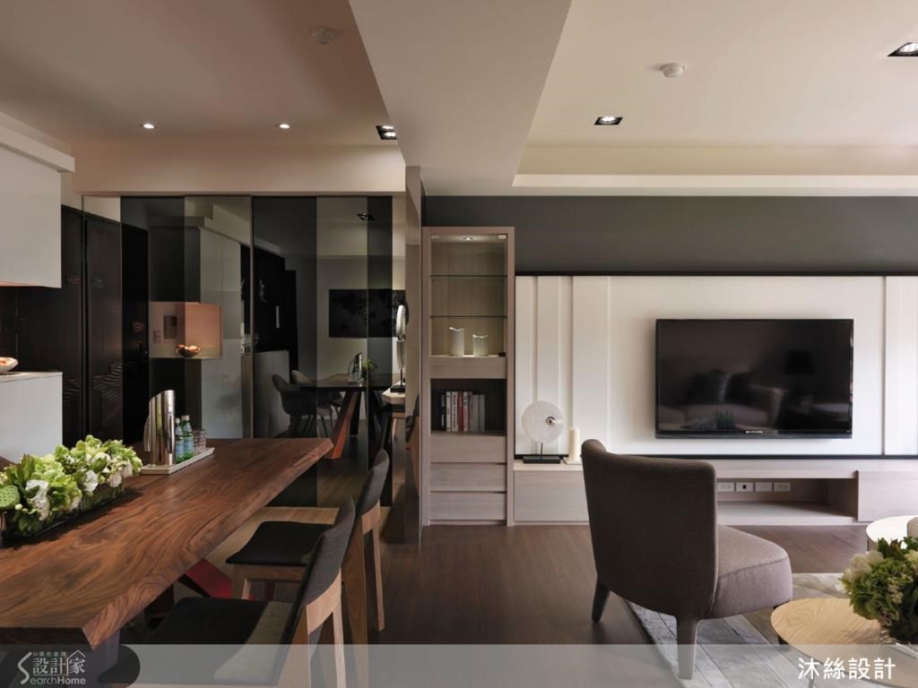 一入門，可見到黑色調與鏡面材質打造的鏡面牆，透過灰鏡、黑鏡、明鏡等材質堆疊，讓玄關空間呈現藝術感。