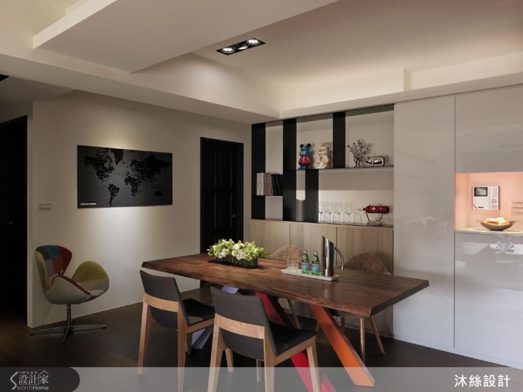 白色鞋櫃與端景櫃做出結合，材質方便保養清潔。