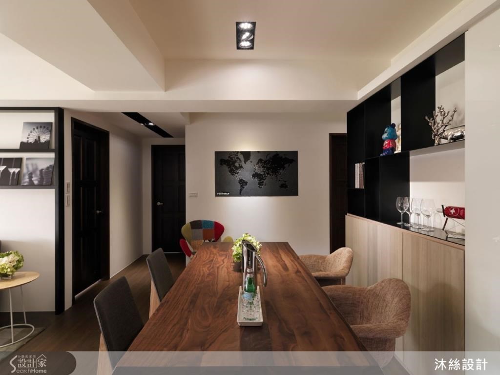 端景櫃底部則為淺色的木紋收納櫃，呼應餐廳的深色木餐桌，加乘空間效果。
