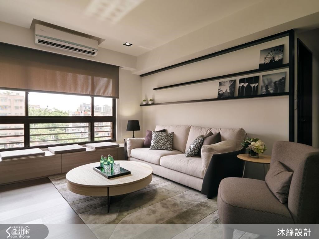 電視牆一路延伸，與臥榻區做連結，放大空間感，在來訪客人數較多時，可多出額外的迎賓空間；臥榻區底部配有抽屜收納櫃，強化收納機能。