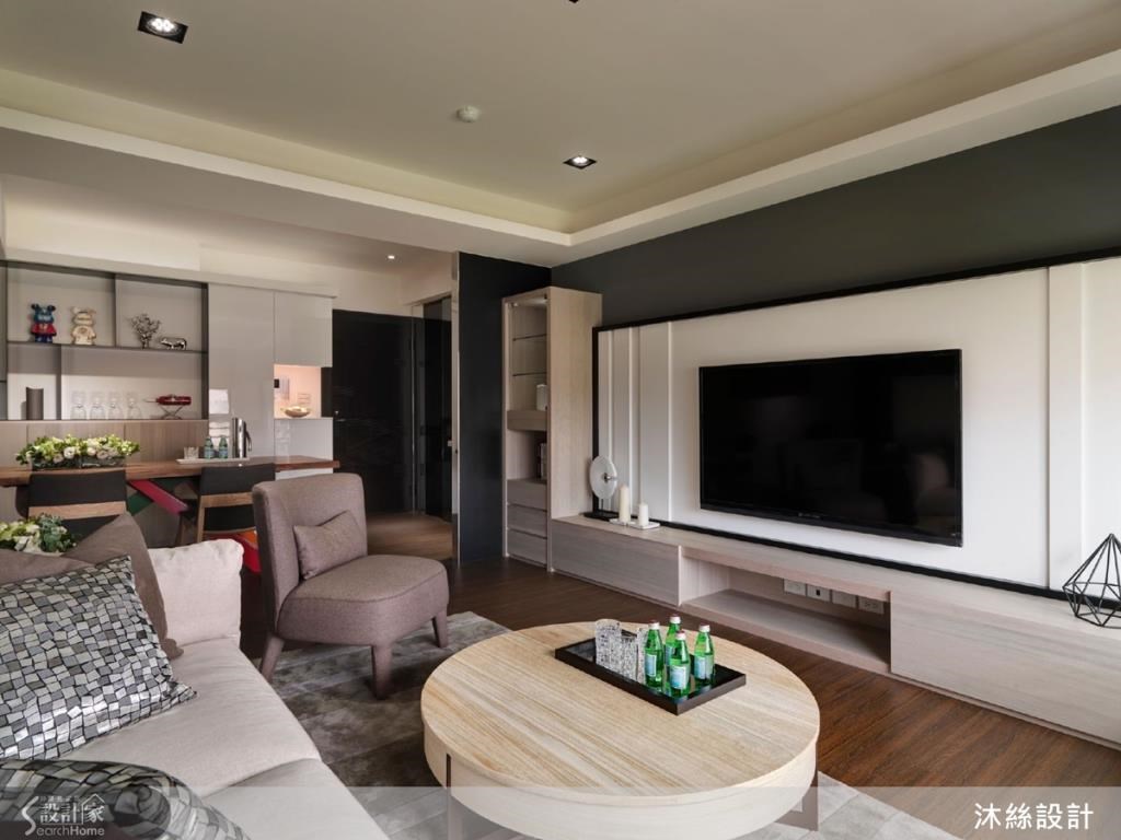 電視牆採用黑白灰三色打造，並做出符合女主人俐落性格的線條感設計，透過材質的堆疊與窗戶引進的自然光，在牆面上營造出光影變化，打造空間層次。