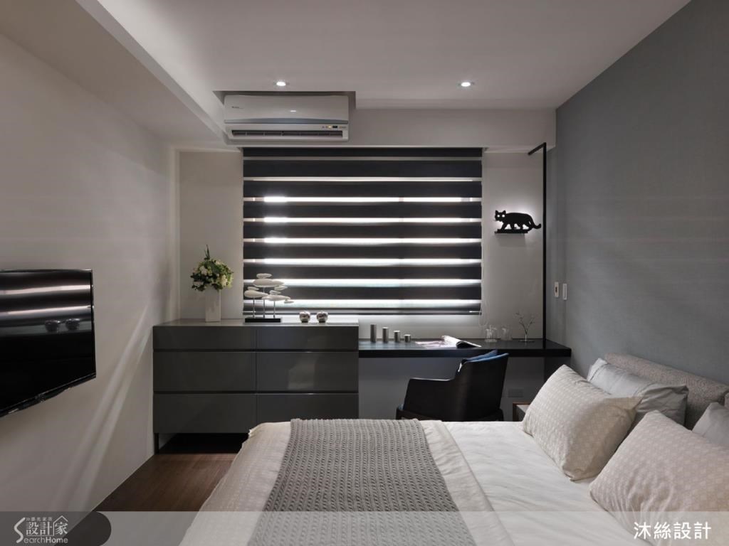 主臥空間以鐵件打造書桌，一旁與大容量收納櫃做連結，成為具折線美感的輕薄設計；並迎合屋主愛貓的個性，在牆面上做出令人驚喜的貓咪裝飾。