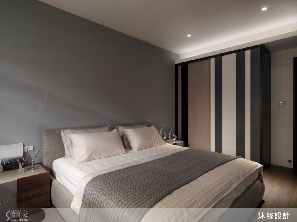 主臥衣櫥門片採異材質拼接，在烤漆、木紋、黑色皮革紋路美耐板的異材質搭配下，展現使用者個性。