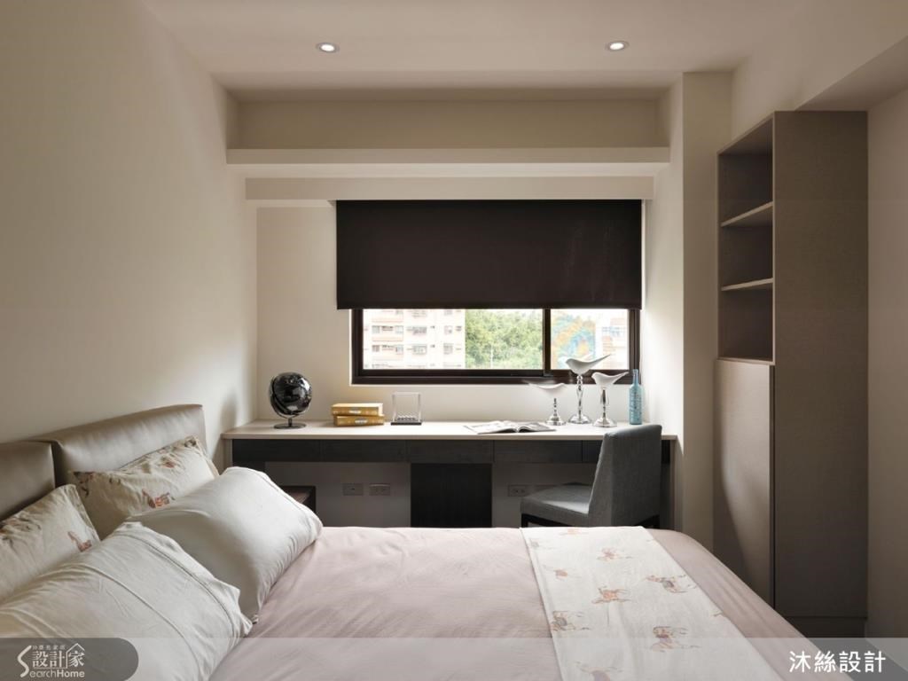 大兒子房因有較多的書籍收納需求，所以配置大面積書桌與大容量書櫃，打造良好閱讀空間。