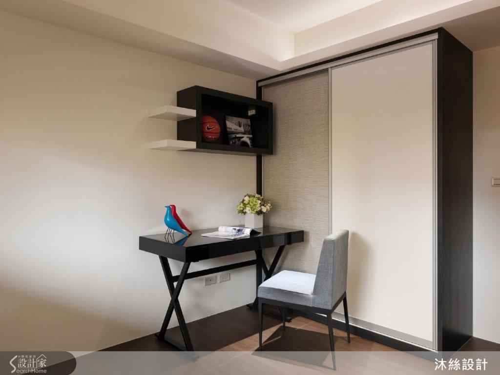 小孩房的書桌領域以簡單的線條與色彩勾勒，呈現年輕感，並在牆面上採懸吊開放展示櫃，呈現輕盈活潑的氛圍。