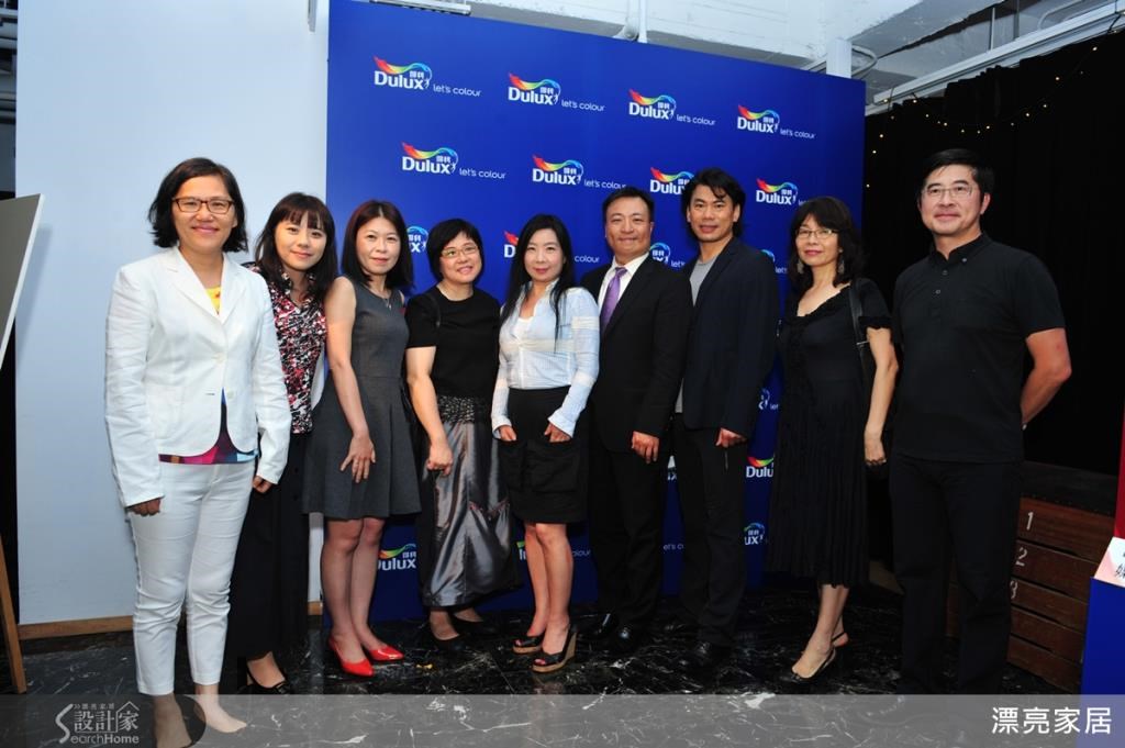 (左起至右)建築師林明娥、吳心蓮行銷總監、張麗寶總編輯、陳卓雲秘書長、汪麗琴執行長、王榆樑總經理、王玉麟理事長、張惠蘭教授，以及張基義副縣長。