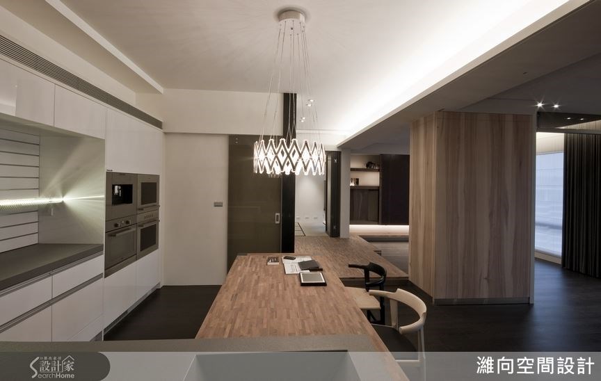 不規則的長條桌,以高低交錯的層次感讓空間更為活潑,開放式設計也讓室內增加許多呼吸空間,創造出全家人生活重心。 不規則的長條桌,以高低交錯的層次感讓空間更為活潑,開放式設計也讓室內增加許多呼吸空間,創造出全家人生活重心。