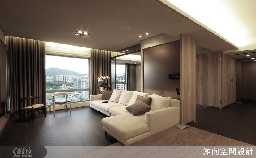 米色沙發與石墨色木地板的搭配,徹底讓空間散發出沉穩的休閒感,自在愜意的眺望窗外美景。 米色沙發與石墨色木地板的搭配,徹底讓空間散發出沉穩的休閒感,自在愜意的眺望窗外美景。