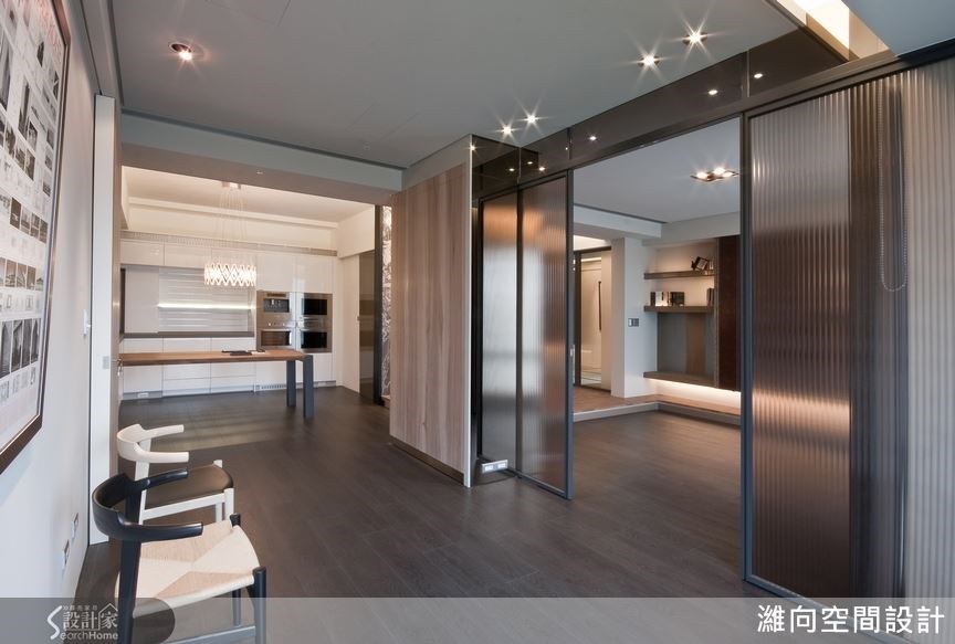 十分有空間的感書房空間,以茶玻和鐵件製成的拉門,創造出家中特殊氣息,玻璃部分並能充當開會時的塗寫板,多功能又不失美感。 十分有空間的感書房空間,以茶玻和鐵件製成的拉門,創造出家中特殊氣息,玻璃部分並能充當開會時的塗寫板,多功能又不失美感。