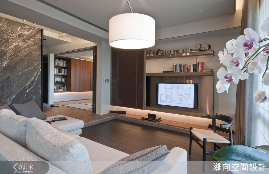 設計師以高低交錯的地面層板,讓空間變得更有變化性,電視牆使用了鍍鈦板和繃皮板拉門,創造出不以電視為生活重心,即使不掛電視此牆也能是一道主題的貼心設計。 設計師以高低交錯的地面層板,讓空間變得更有變化性,電視牆使用了鍍鈦板和繃皮板拉門,創造出不以電視為生活重心,即使不掛電視此牆也能是一道主題的貼心設計。