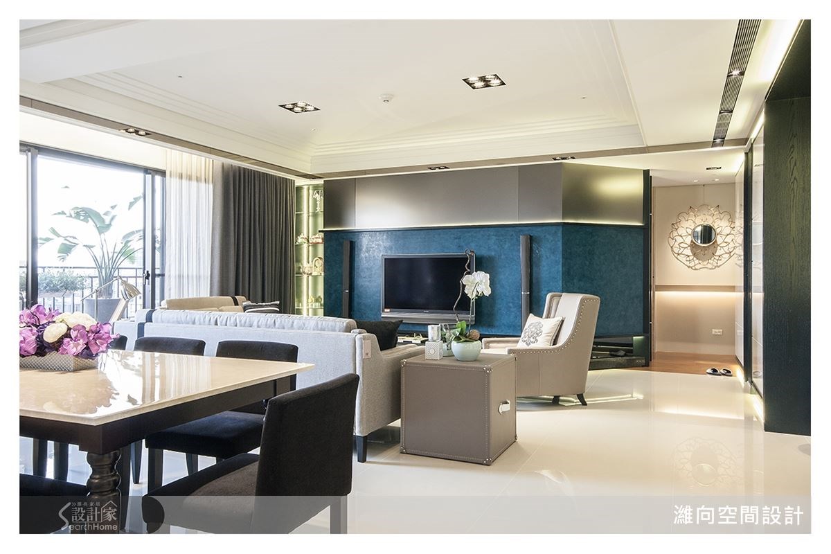 為了在主臥室增加規劃更衣間,必須向外爭取一些客廳空間,因此電視主牆以湛藍色調轉移對材質輕薄的注意。 為了在主臥室增加規劃更衣間,必須向外爭取一些客廳空間,因此電視主牆以湛藍色調轉移對材質輕薄的注意。