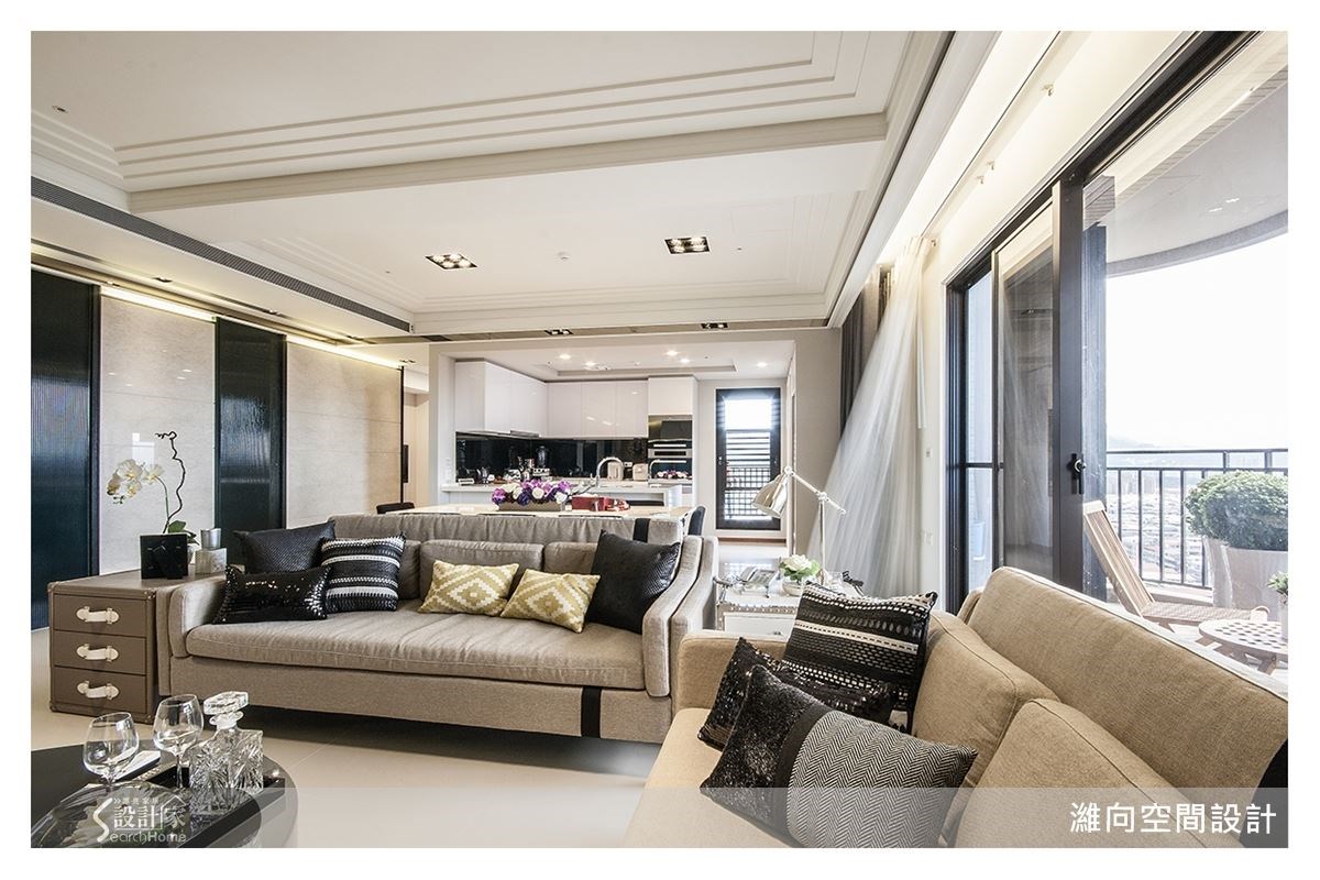 客廳搭配圓角收邊的低矮沙發,採光與景緻營造出一個舒壓療癒的居家空間。 客廳搭配圓角收邊的低矮沙發,採光與景緻營造出一個舒壓療癒的居家空間。