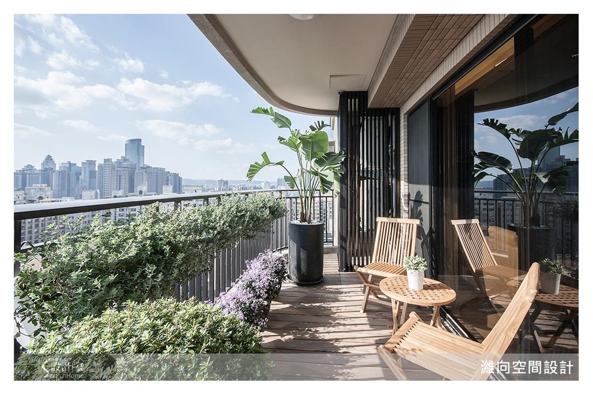 客廳搭配圓角收邊的低矮沙發,採光與景緻營造出一個舒壓療癒的居家空間。 客廳搭配圓角收邊的低矮沙發,採光與景緻營造出一個舒壓療癒的居家空間。