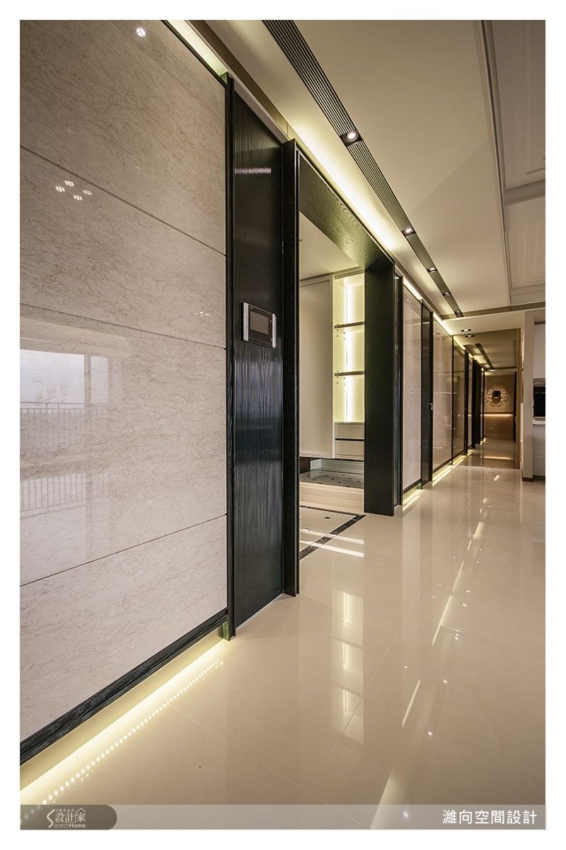 客廳搭配圓角收邊的低矮沙發,採光與景緻營造出一個舒壓療癒的居家空間。 客廳搭配圓角收邊的低矮沙發,採光與景緻營造出一個舒壓療癒的居家空間。