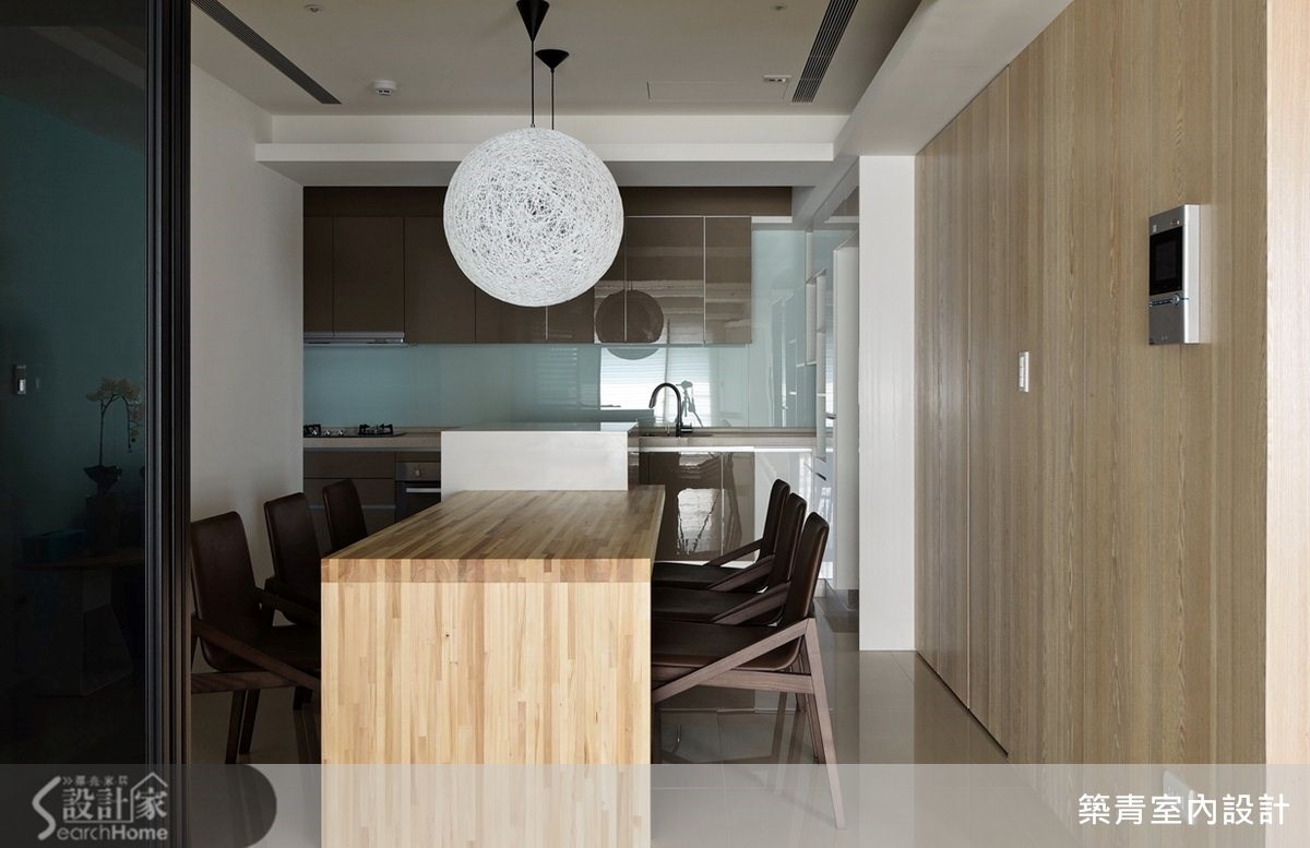 座落於台中市一間 4 房 2 廳的 35 坪新成屋，住進了一