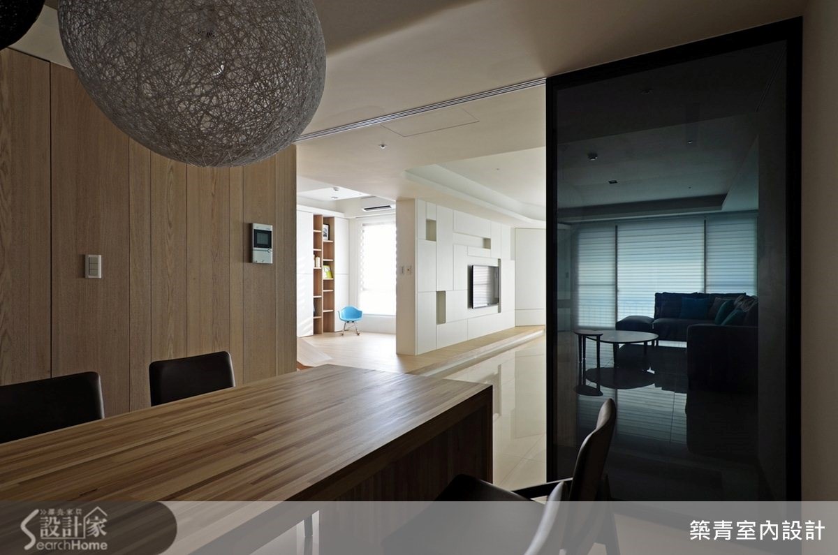 座落於台中市一間 4 房 2 廳的 35 坪新成屋，住進了一