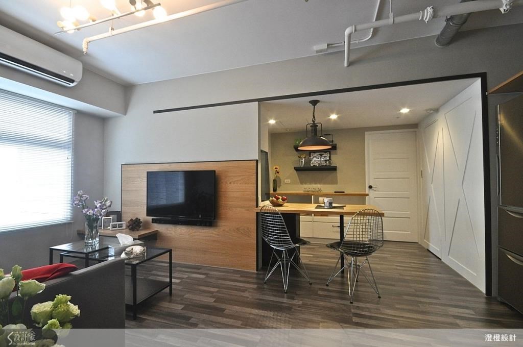 以半開放式格局來規畫客餐廳空間，搭配線條的經營表現，讓整體空間感有延伸放大的視覺效果。