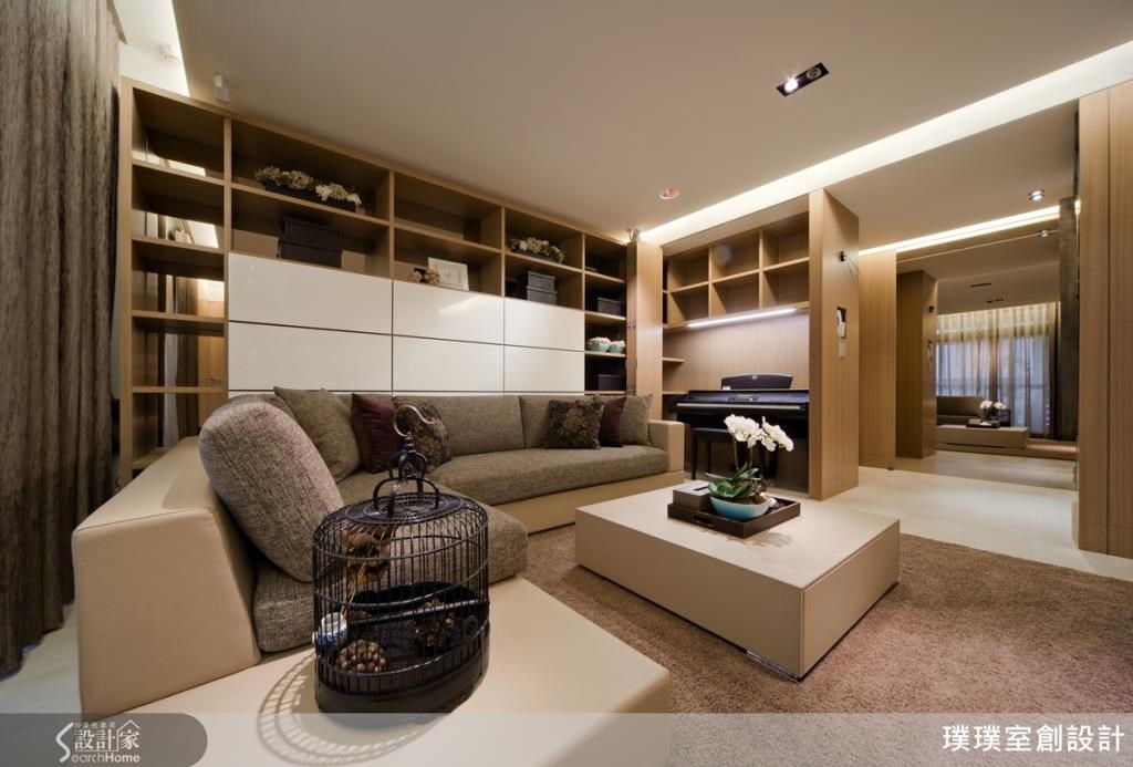 打開木門,便可看見一架電鋼琴,彷彿悠揚的琴聲也隨之飄揚,此外為善用空間,更在電鋼琴上方,設計出六格收納櫃,精準利用每一坪屋宅空間。 打開木門,便可看見一架電鋼琴,彷彿悠揚的琴聲也隨之飄揚,此外為善用空間,更在電鋼琴上方,設計出六格收納櫃,精準利用每一坪屋宅空間。