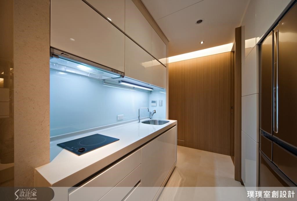 使用白色為裝潢主體,讓狹長型的廚房空間,視覺變得較為寬敞,也能增加空間的明亮度與潔淨感。 使用白色為裝潢主體,讓狹長型的廚房空間,視覺變得較為寬敞,也能增加空間的明亮度與潔淨感。