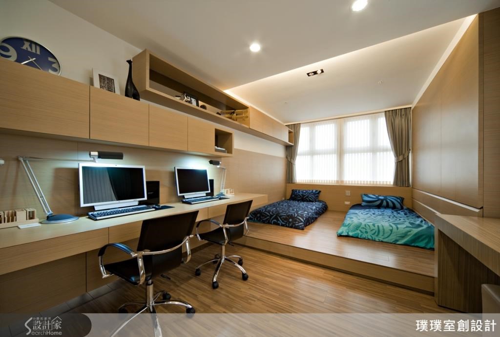 以大面窗引進柔和的光線,具有穿透感的空間,讓人踏入其中,便覺神清氣爽。 以大面窗引進柔和的光線,具有穿透感的空間,讓人踏入其中,便覺神清氣爽。