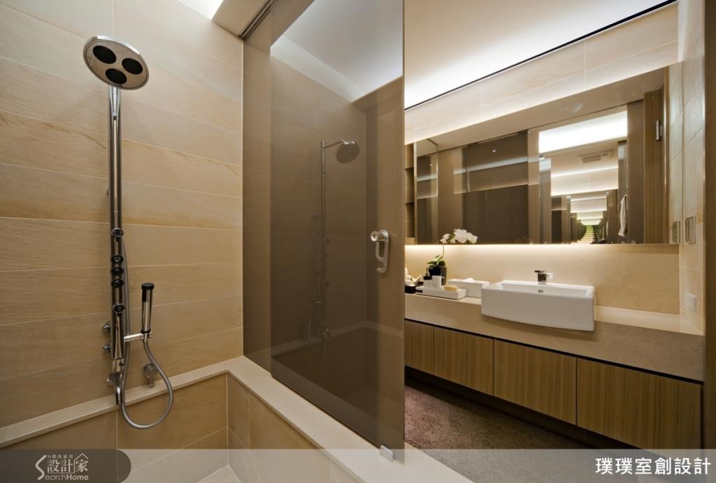 使用進口石英磚來鋪設,增加衛浴空間防潮性,並以拉門的設計,確保「乾溼分離」功能,是機能性、優點與質感的多重結合。 使用進口石英磚來鋪設,增加衛浴空間防潮性,並以拉門的設計,確保「乾溼分離」功能,是機能性、優點與質感的多重結合。