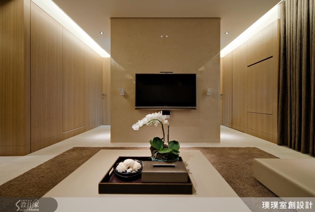 以幾何線條所呈現的空間結構,搭配上恰到好處的燈光設計,讓看電視的同時,無形中讓視覺延伸,感受空間的廣闊感。 以幾何線條所呈現的空間結構,搭配上恰到好處的燈光設計,讓看電視的同時,無形中讓視覺延伸,感受空間的廣闊感。