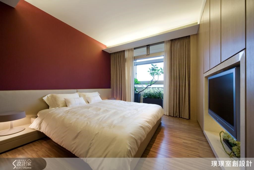 設計師以帶有溫暖柔和的色系與材質來妝點空間,不忘以色彩增加空間的質感,透過暗紅色的壁紙來妝點床頭,帶有喜氣也顯得沉穩,讓人感受到從心裡滿溢的喜悅,感受到幸福就是俯拾即是,在自家便可輕鬆獲得。 設計師以帶有溫暖柔和的色系與材質來妝點空間,不忘以色彩增加空間的質感,透過暗紅色的壁紙來妝點床頭,帶有喜氣也顯得沉穩,讓人感受到從心裡滿溢的喜悅,感受到幸福就是俯拾即是,在自家便可輕鬆獲得。
